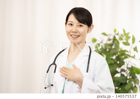 胸に手をあてる女性医師 140575537