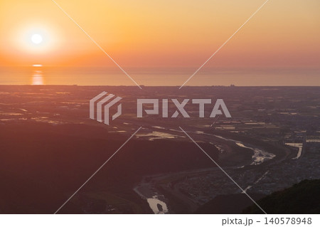 犀鶴林道(奥獅子吼山)から望む手取川扇状地の夕景 犀鶴林道(奥獅子吼山)から望む手取川扇状地の夕景 140578948
