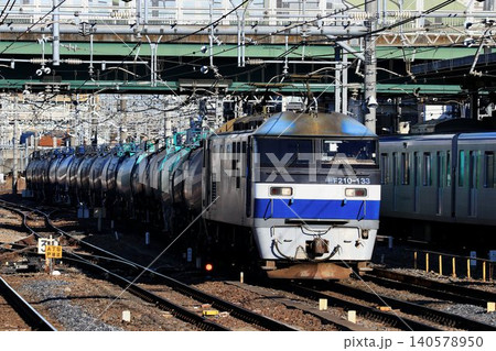 電気機関車・EF210『桃太郎』が牽引するタンク貨物列車 140578950