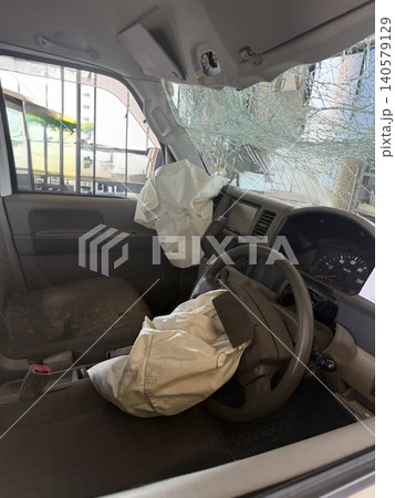 エアバッグが展開した事故車の運転席 140579129