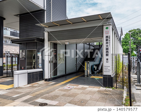 日暮里・舎人ライナー「西新井大師西駅」東口の駅名表示 日暮里・舎人ライナー「西新井大師西駅」東口の駅名表示 140579577