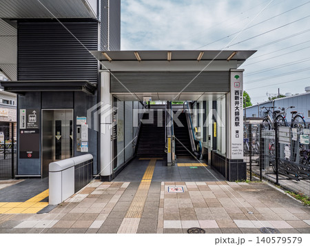 日暮里・舎人ライナー「西新井大師西駅」東口の駅名表示 日暮里・舎人ライナー「西新井大師西駅」東口の駅名表示 140579579
