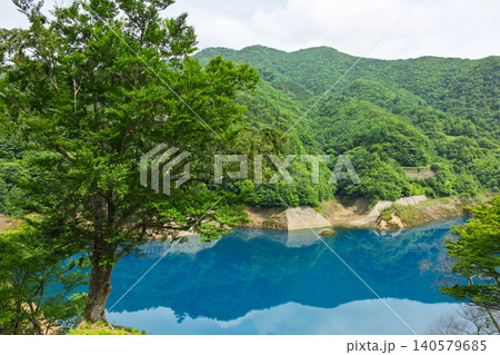 無風の奥四万湖 湖面に映る水鏡の風景 群馬県中之条町 無風の奥四万湖 湖面に映る水鏡の風景 群馬県中之条町 140579685