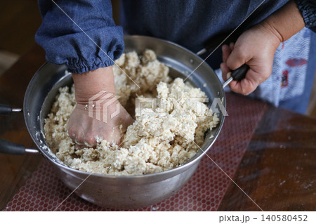 味噌作りをする女性 味噌作りをする女性 140580452