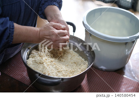 味噌作りをする女性 味噌作りをする女性 140580454