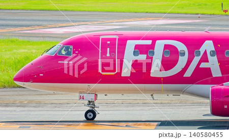 誘導路を進むフジドリームエアラインズ(FDA)の旅客機エンブラエル175 誘導路を進むフジドリームエアラインズ(FDA)の旅客機エンブラエル175 140580455