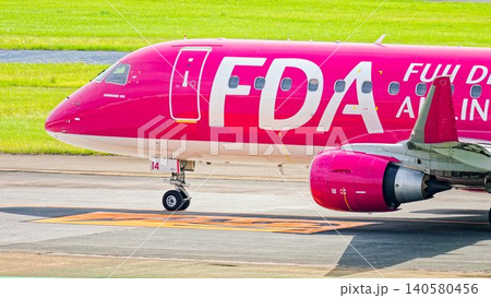 誘導路を進むフジドリームエアラインズ(FDA)の旅客機エンブラエル175 誘導路を進むフジドリームエアラインズ(FDA)の旅客機エンブラエル175 140580456