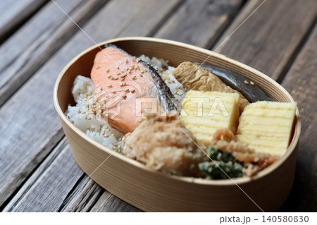曲げわっぱに入れた焼き鮭の全体的に茶色い和食弁当 140580830