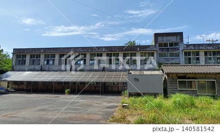 廃墟になった小学校 140581542