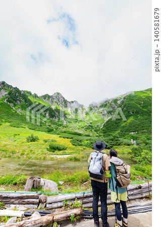 剣ヶ池から見る千畳敷カールの絶景と登山客 140581679