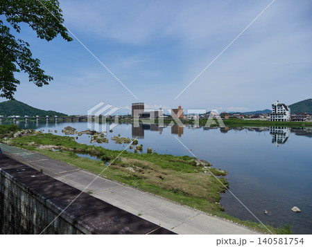 初夏の朝の観光地犬山市の木曽川遊歩道から見た木曽川と沿岸の風景 初夏の朝の観光地犬山市の木曽川遊歩道から見た木曽川と沿岸の風景 140581754