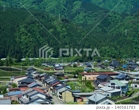 初夏の観光名所飛騨高山の新緑の山と田舎の町並みの風景 初夏の観光名所飛騨高山の新緑の山と田舎の町並みの風景 140581783