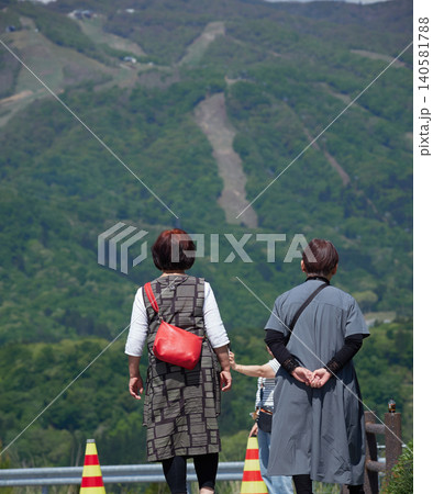 初夏の東海北陸道のひるがの高原サービスエリアの展望台で風景を楽しむ観光客の姿 初夏の東海北陸道のひるがの高原サービスエリアの展望台で風景を楽しむ観光客の姿 140581788