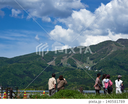 初夏の東海北陸道のひるがの高原サービスエリアの展望台で風景を楽しむ観光客の姿 初夏の東海北陸道のひるがの高原サービスエリアの展望台で風景を楽しむ観光客の姿 140581789