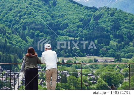 初夏の観光名所世界遺産白川郷の展望台で風景を楽しむ観光客の姿 初夏の観光名所世界遺産白川郷の展望台で風景を楽しむ観光客の姿 140581792