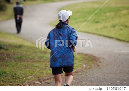 春の公園でランニングする女子高校生の姿	 140581947