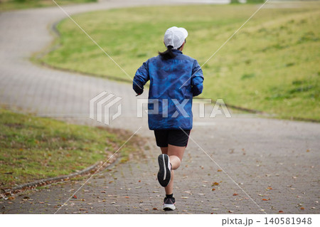 春の公園でランニングする女子高校生の姿 春の公園でランニングする女子高校生の姿 140581948