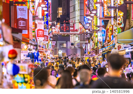 日本の東京都市景観 6月18日。インバウンド続く…外国人観光客らで賑わうアメ横と並行する上中 日本の東京都市景観 6月18日。インバウンド続く…外国人観光客らで賑わうアメ横と並行する上中 140581996
