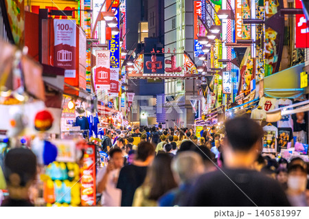 日本の東京都市景観 6月18日。インバウンド続く…外国人観光客らで賑わうアメ横と並行する上中 日本の東京都市景観 6月18日。インバウンド続く…外国人観光客らで賑わうアメ横と並行する上中 140581997