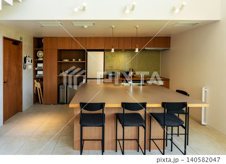 木目調がおしゃれな広々としたアイランドキッチン 木目調がおしゃれな広々としたアイランドキッチン 140582047