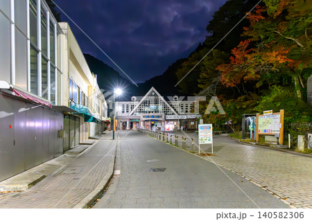 早朝の高尾山ケーブルカー清滝駅 早朝の高尾山ケーブルカー清滝駅 140582306