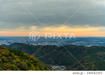 高尾山 稲荷山コース展望デッキから見る朝焼けの東京都心 高尾山 稲荷山コース展望デッキから見る朝焼けの東京都心 140582307