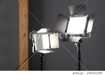 LED照明が光っている素材　画像 140582394