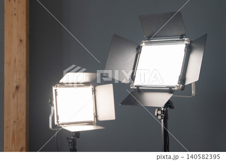 LED照明が光っている素材　画像 140582395