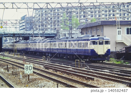 SM分離の5か月前、横浜の東海道線を走る横須賀線列車、クハ111-1422他、1980年5月5日 140582487