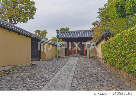 京都 大徳寺芳春院の門前風景 140583163