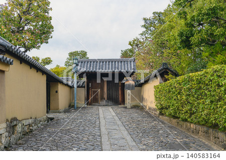京都 大徳寺芳春院の門前風景 京都 大徳寺芳春院の門前風景 140583164