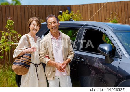 車とお出かけする笑顔のシニア夫婦 140583274