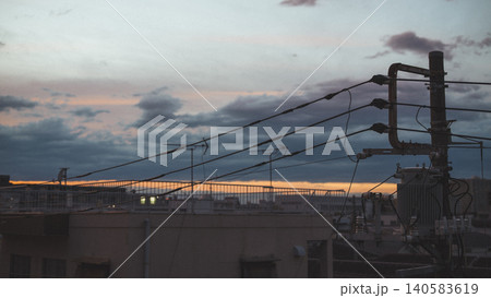 夕暮れ 屋上設備に伸びる電線 下町風景 夕暮れ 屋上設備に伸びる電線 下町風景 140583619