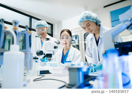 Team scientist or medical technician working, having a medical discuss meeting with an Asian senior female scientist supervisor Team scientist or medical technician working, having a medical discuss meeting with an Asian senior female scientist supervisor 140583657