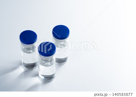 青と白の配色で信頼感を伝える研究用容器 140583877