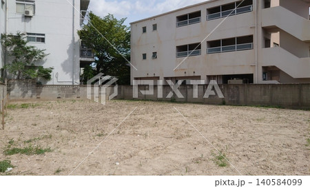 住宅街の奥に広がる整地された広大な空き地と更地 140584099