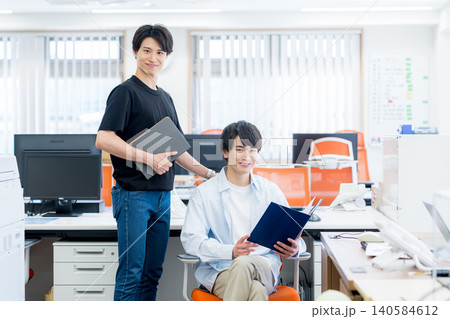 オフィスで働くビジネスパーソン オフィスで働くビジネスパーソン 140584612