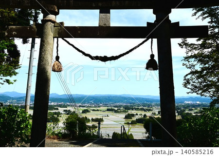 円万寺観音山から見える居久根（いぐね）のある風景 140585216
