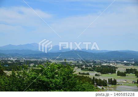 円万寺観音山から見える早池峰山と居久根（いぐね）のある風景 140585228