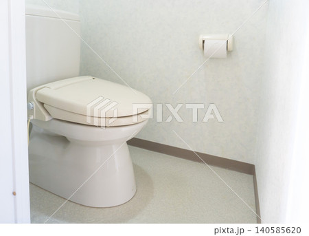 タンク式トイレ　古い便器　リフォーム前　マンション 140585620