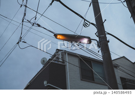 夕暮れの住宅街 点滅し切れかけの街灯 夕暮れの住宅街 点滅し切れかけの街灯 140586493