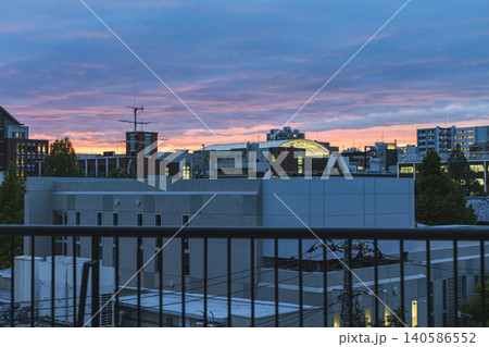 池袋の街並みと夕暮れの空 140586552