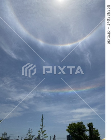 太陽の周りに現れた光の輪と虹色の空 太陽の周りに現れた光の輪と虹色の空 140586558