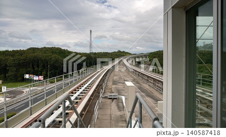 駅のホームから見渡す新交通システムの無人運転の線路と軌道 駅のホームから見渡す新交通システムの無人運転の線路と軌道 140587418