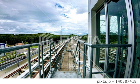 高架のプラットホームから遠くへと続く新交通システムの走行路 高架のプラットホームから遠くへと続く新交通システムの走行路 140587419