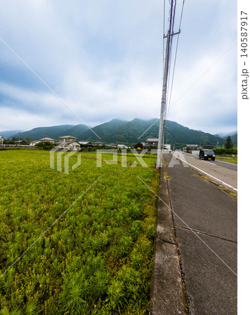 初夏ののどかな里山と美しい渓流の風景 愛媛県新居浜市 初夏ののどかな里山と美しい渓流の風景 愛媛県新居浜市 140587917