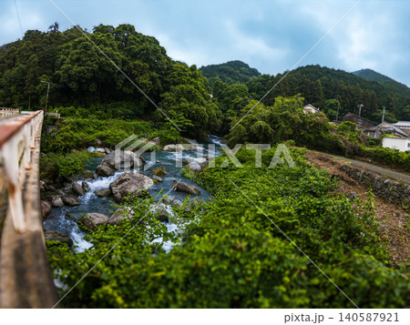 初夏ののどかな里山と美しい渓流の風景 愛媛県新居浜市 初夏ののどかな里山と美しい渓流の風景 愛媛県新居浜市 140587921