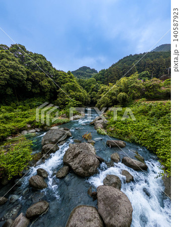 初夏ののどかな里山と美しい渓流の風景 愛媛県新居浜市 初夏ののどかな里山と美しい渓流の風景 愛媛県新居浜市 140587923