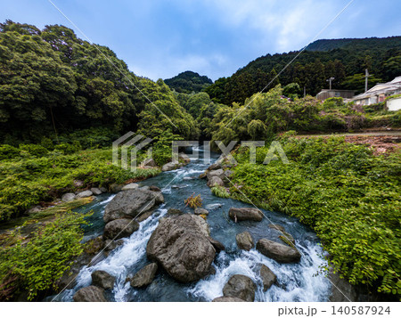 初夏ののどかな里山と美しい渓流の風景 愛媛県新居浜市 初夏ののどかな里山と美しい渓流の風景 愛媛県新居浜市 140587924