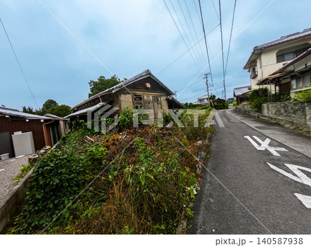 初夏ののどかな里山と美しい渓流の風景 愛媛県新居浜市 初夏ののどかな里山と美しい渓流の風景 愛媛県新居浜市 140587938